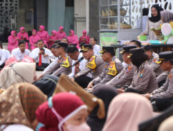 Polisi Baik Hati Ajak Ratusan Warga Trenggalek dan Tukang Becak Sarapan Bareng