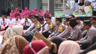 Polisi Baik Hati Ajak Ratusan Warga Trenggalek dan Tukang Becak Sarapan Bareng