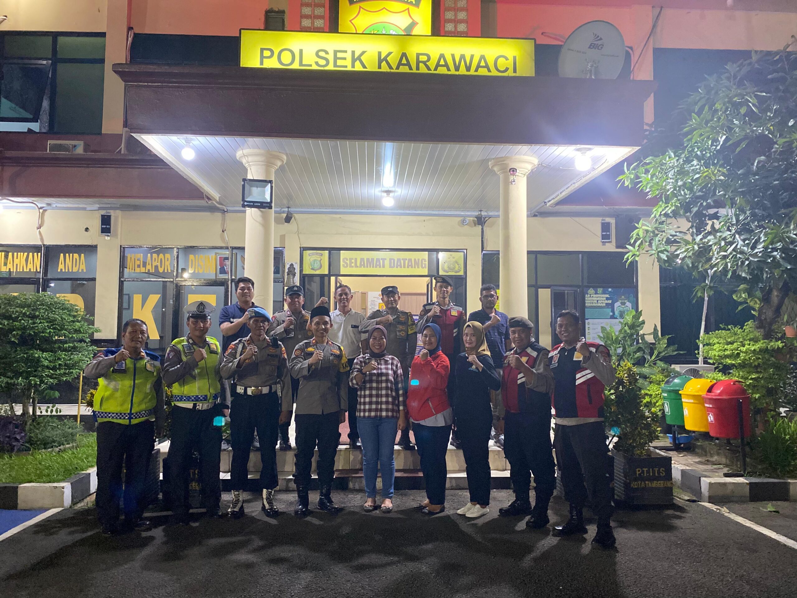 Petugas dari Tim Gabungan