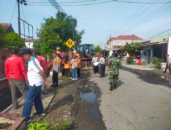 Sinergitas Polisi Bersama TNI dan Warga Bersihkan Parit Limbah Pabrik di Ngawi