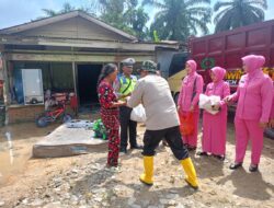 Bhayangkari Ranting Polsek Torgamba Polres Labusel Salurkan Bantuan Kemanusiaan Pasca Banjir