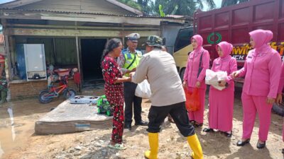 Bhayangkari Ranting Polsek Torgamba Polres Labusel Salurkan Bantuan Kemanusiaan Pasca Banjir