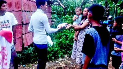 Bagikan Kalender dan Kaos PSI, Ratusan Warga Antusias Sambut Tim Sahabat James