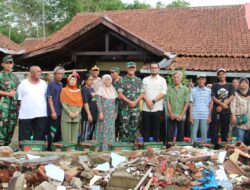 Panglima TNI Salurkan 1.000 Paket Sembako Buat Korban Gempa Sumedang