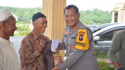 Jumat Berkah, Kapolres Labusel Berikan Tali Asih Kepada Penggali Kubur dan Bilal Mayit