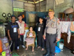 Petugas Pam TPS Polres Labusel Dampingi KPPS dan Bawaslu ke Rumah Warga yang Sakit Untuk Gunakan Hak Pilihnya