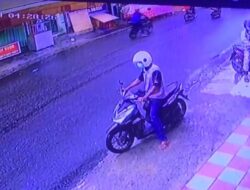 Aksi Curanmor Gondol Sepeda Motor Pedagang Kue Lebaran di Labuhanbatu Terekam CCTV