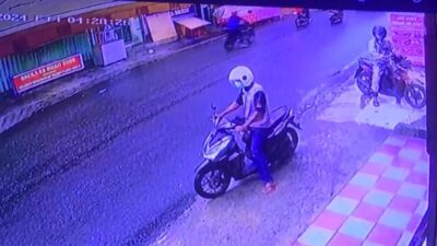 Aksi Curanmor Gondol Sepeda Motor Pedagang Kue Lebaran di Labuhanbatu Terekam CCTV