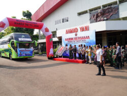 Kasum TNI Melepas Keberangkatan Mudik Bersama Mabes TNI Tahun 2024