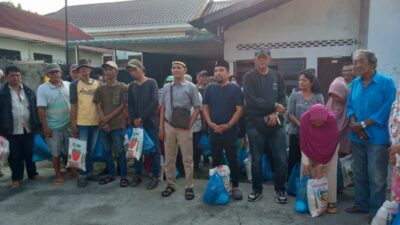 Sambut Idul Fitri, Tomas di Medan Bagikan Paket Sembako ke Warga Dhuafa dan Lansia