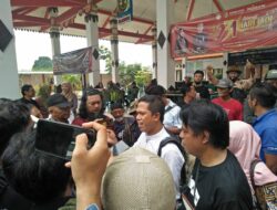 Mosi Tidak Percaya, Warga dusun Banjarsari Demo Pemdes Kedunglengkong “Gerakan Rakyat Banjarsari Bersatu”.
