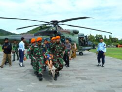 TNI AU Evakuasi 36 Orang Lansia dan Anak dari Desa Terisolir