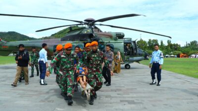 TNI AU Evakuasi 36 Orang Lansia dan Anak dari Desa Terisolir