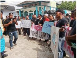 Listrik Tidak Stabil, PEMBERSI Demo Kantor PLN Kotapinang Labusel