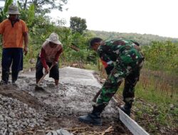 Babinsa Klego Bantu Pengecoran Jalan Masyarakat