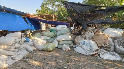 Penggilingan Limbah Plastik di Desa Pegerluyung Disorot Wartawan