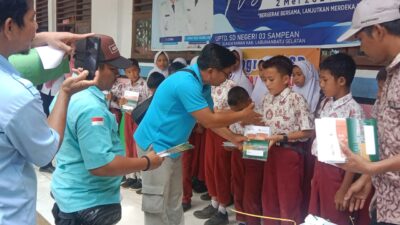 PT STA Salurkan CSR, 100 Sak Semen dan 10 Ribu Buku Dibagikan