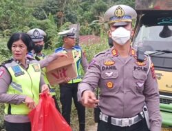 Macet Karena Perbaikan Jalan, Kaslan Tapsel Bagikan Nasi Kotak Pada Pengemudi