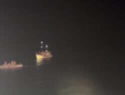 Bakamla RI Serahkan 8 Nelayan ke Pemerintah Natuna yang Ditahan Malaysia