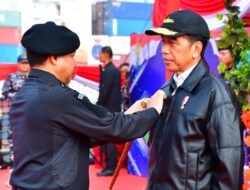 Panglima TNI Sematkan Brevet Kehormatan Hiu Kencana Kepada Presiden