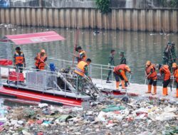 TNI Gelar Karya Bakti Ciliwung Bening