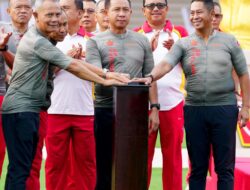 Panglima TNI Bagikan Ribuan Sembako dan Resmikan Lapangan Prima Mabes TNI