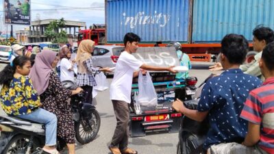 Relawan Paslon Bupati Labusel Norut 1, Bagikan 500 Nasi Kotak ke Masyarakat