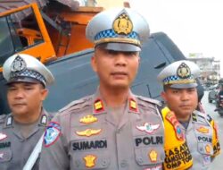 Rem Blong, Mobil Truk Bermuatan Pupuk Hantam Ruko dan Mobil di Labusel