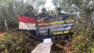 Satgas Pamtas Yonarmed 11 Kostrad Laksanakan Patroli Patok Perbatasan Indonesia Malaysia