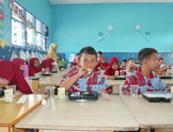 Lanud Sultan Hasanuddin Uji Coba Makan Bergizi di Sekolah Angkasa dan SDN 56 Pattongtongan