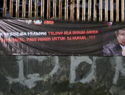 Viral!! Spanduk Desak Presiden Prabowo Bersihkan Oknum Jaksa Nakal