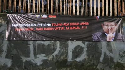 Viral!! Spanduk Desak Presiden Prabowo Bersihkan Oknum Jaksa Nakal