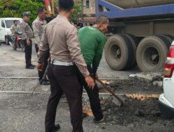 Jelang Nataru, Polsek Kualuh Hulu Timbun Jalan Berlubang