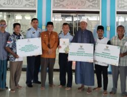 BAZNAS Maros Serahkan Donasi Untuk Imam Masjid, Guru TPQ, dan Pengurus Rumah Ibadah Lanud S Hasanuddin 