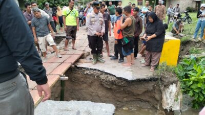 Polsek Simpang Empat Sigap Tangani Jalan Putus yang Menutup Akses Penghubung Desa