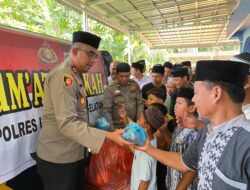 Jum’at Berkah, Polres Labusel Bagikan 100 Paket Nasi ke Jamaah Masjid Nurul Huda