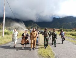 Dansatgas Yonif 112/DJ Dampingi Perwakilan DPD RI Kunjungi Korban Konflik di Puncak Jaya