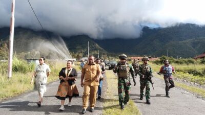 Dansatgas Yonif 112/DJ Dampingi Perwakilan DPD RI Kunjungi Korban Konflik di Puncak Jaya