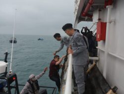 Bakamla RI Jemput 2 Nelayan Indonesia di Perbatasan Indonesia Malaysia