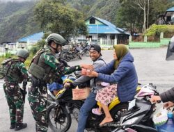 Jumat Berkah, Satgas Yonif 715/Mtl Berbagi Takjil ke Masyarakat Puncak Jaya