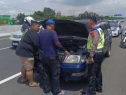 Polisi Pekalongan Bantu Mobil Pemudik yang Mogok