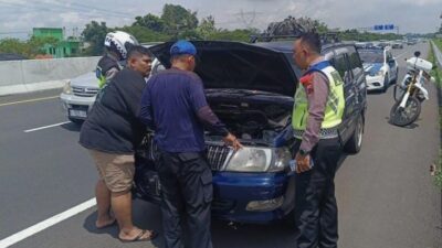 Polisi Pekalongan Bantu Mobil Pemudik yang Mogok