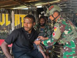 Peduli masyarakat pelosok, Satgas Yonif 715/Mtl aktif gelar chek kesehatan berkala