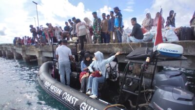 Bakamla RI Bantu Angkut Ratusan Warga dan Logistik Pulau Enggano ke Bengkulu