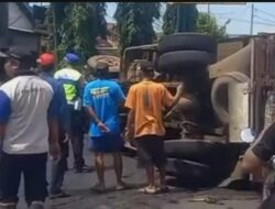 Kecelakaan di Kalinyamatan Jepara, Toyota Raize Tabrak Truk hingga Terguling