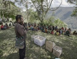 Eratkan Hubungan, Satgas Yonif 715/Mtl Ajak Masyarakat Kp.Tinolok Makan Bersama