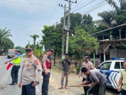 Dilaporkan Warga ke Call Center 110, Polres Labusel Tambal Jalan Berlubang di Martapotan