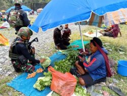 Satgas Yonif 715/Mtl borong hasil Tani Mama Papua