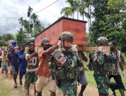 Satgas Yonif 126/KC Bantu Pemakaman Guru Honorer Inspiratif di Kombut