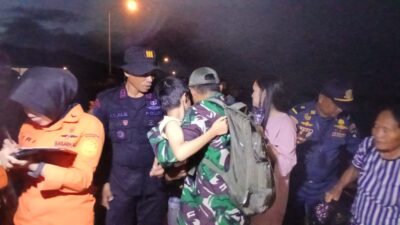 TNI Kerahkan Unsur Laut untuk Evakuasi Kapal Terbakar KM Barcelona VA di Perairan Talise